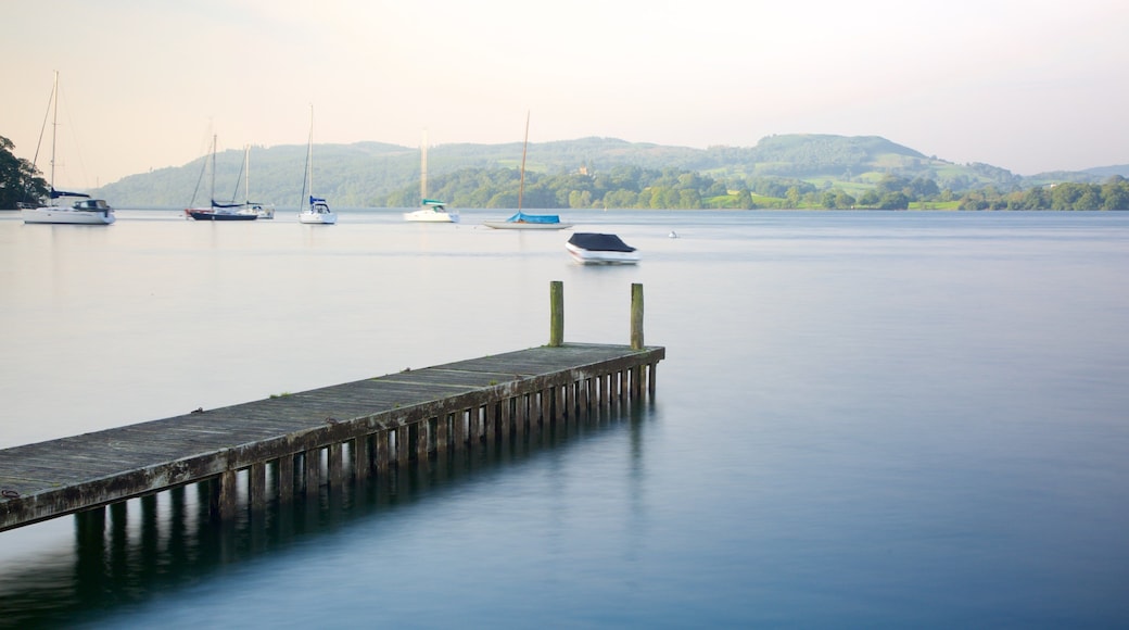 Ambleside inclusief een meer of poel en varen