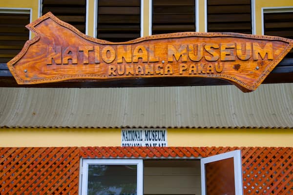 Une pancarte en bois indiquant le Musée national, situé dans le parc de Rurangwa.