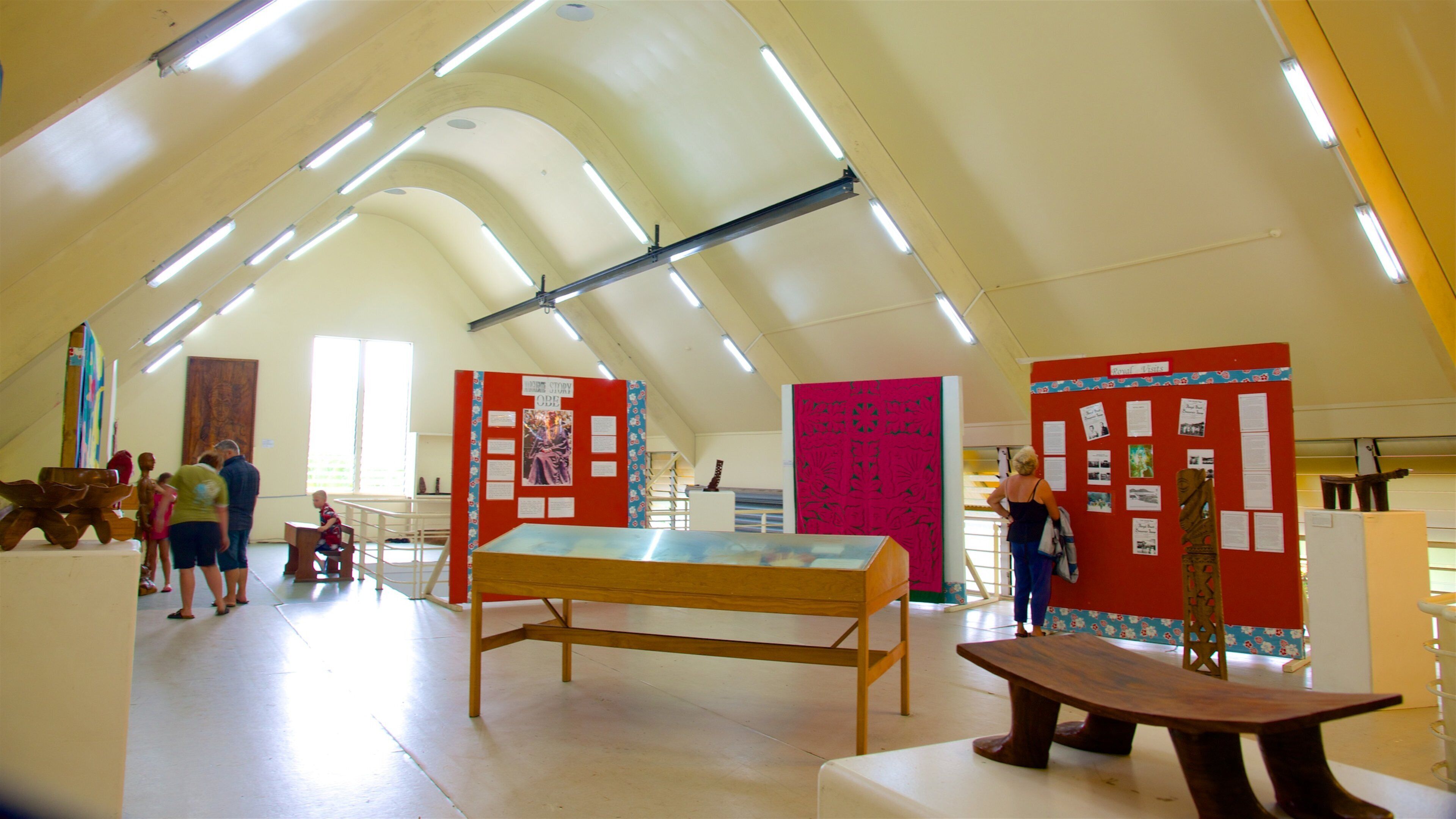 Rarotonga qui includes vues intérieures aussi bien que petit groupe de personnes