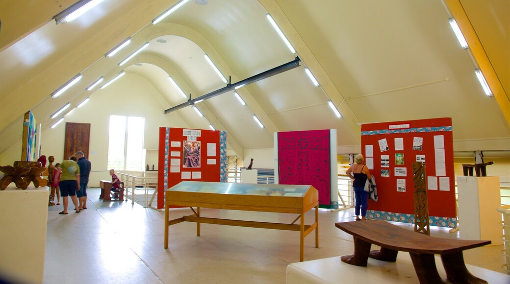 Rarotonga que incluye vista interna y también un pequeño grupo de personas