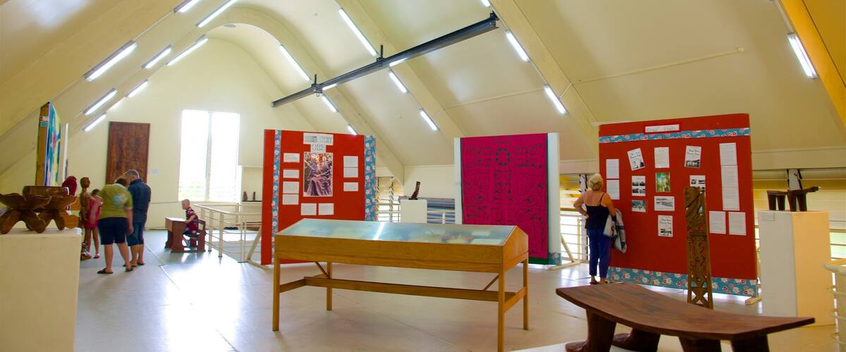 ラロトンガ フィーチャー 屋内の眺め 及び 少数の人々