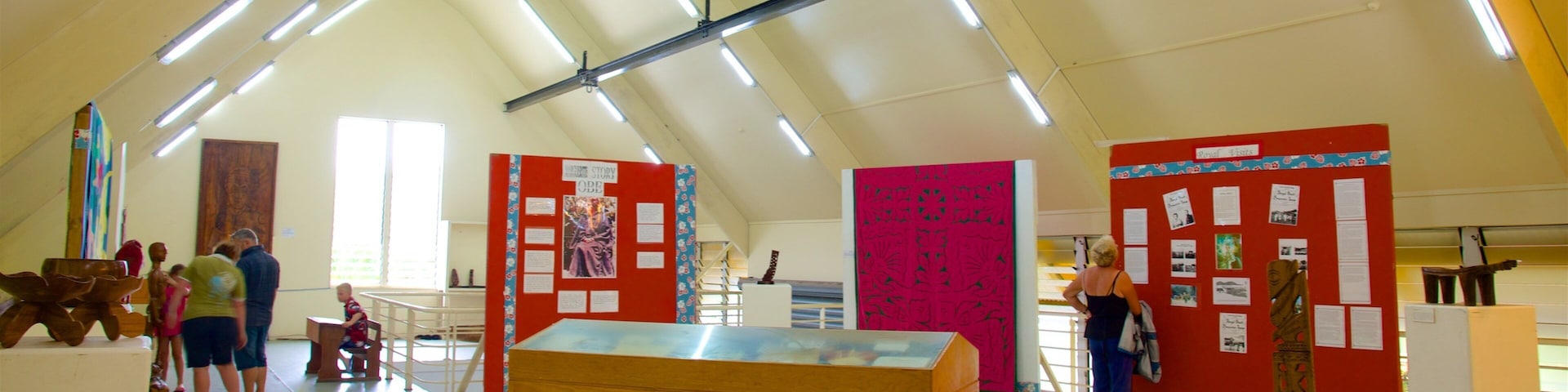 Rarotonga que incluye vista interna y también un pequeño grupo de personas