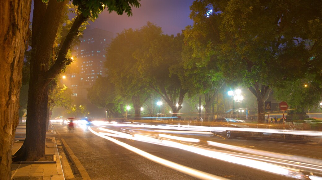 ํ๋
ธ์ด ์ด ํฌํจ ๊ฑฐ๋ฆฌ ํ๊ฒฝ