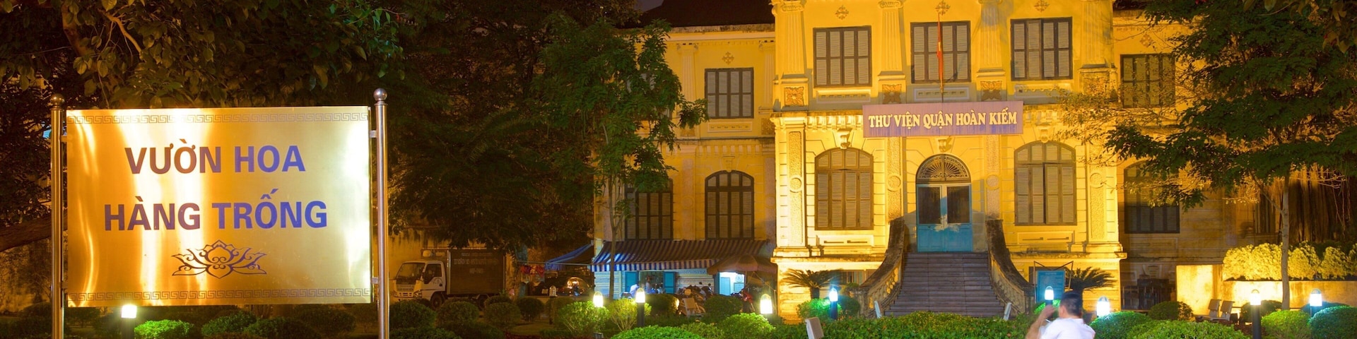 Hanói mostrando escenas de noche y arquitectura patrimonial y también un hombre