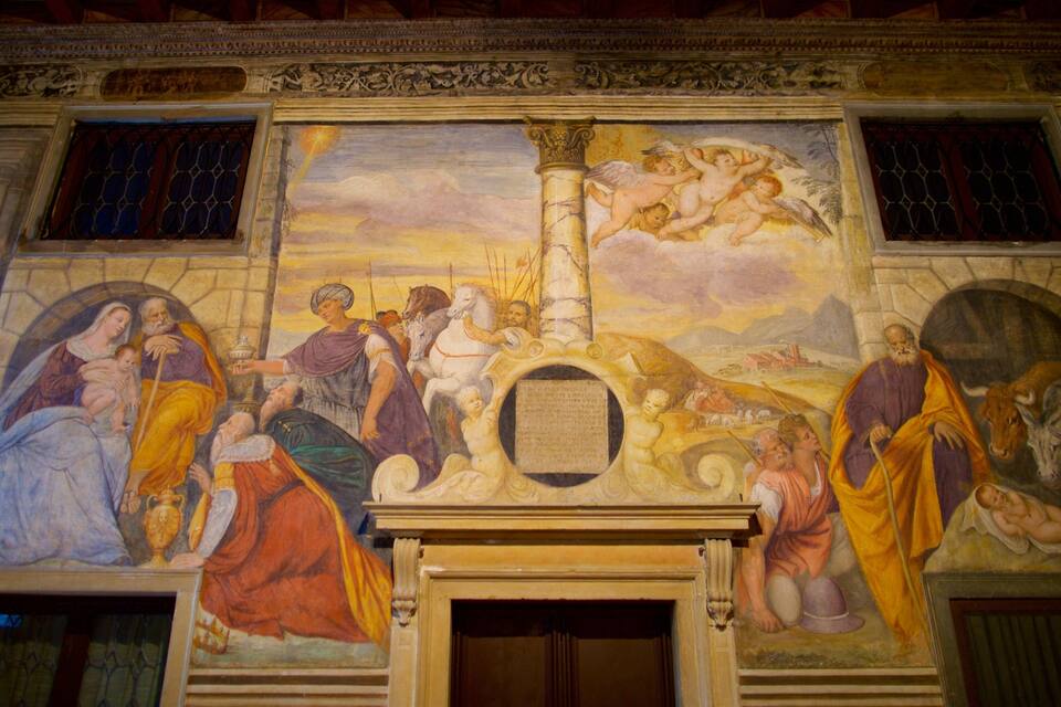 Une fresque détaillée représentant des personnages religieux, une colonne centrale et un paysage.
