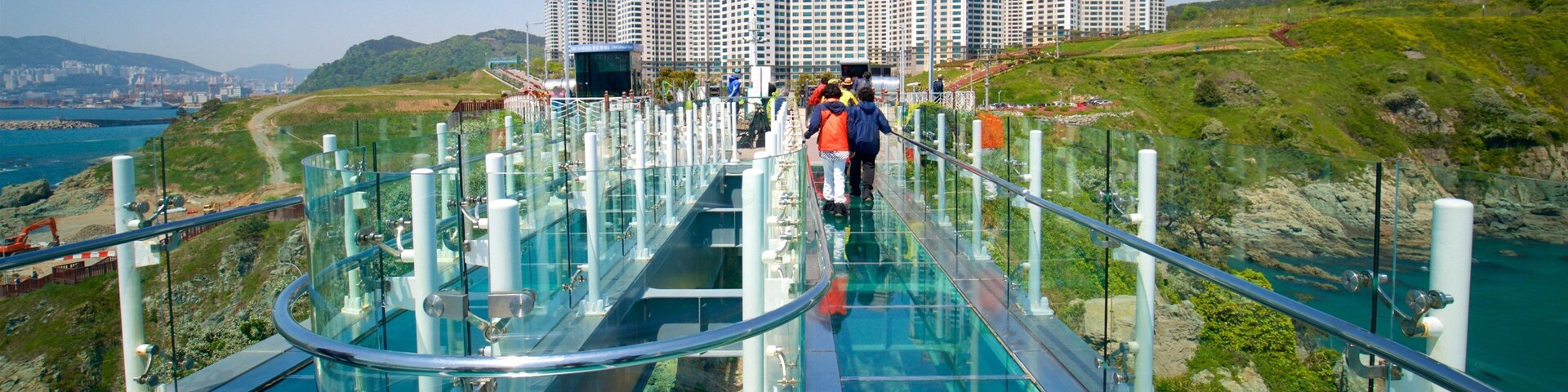 Busan toont landschappen, een brug en een wolkenkrabber