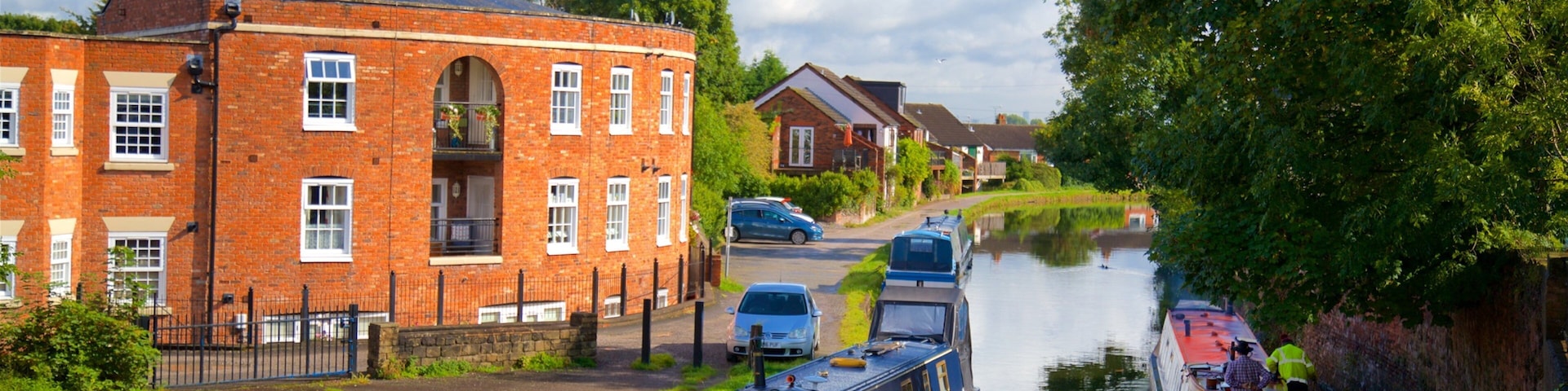 Lymm mostrando uma cidade pequena ou vila, canoagem e um rio ou córrego