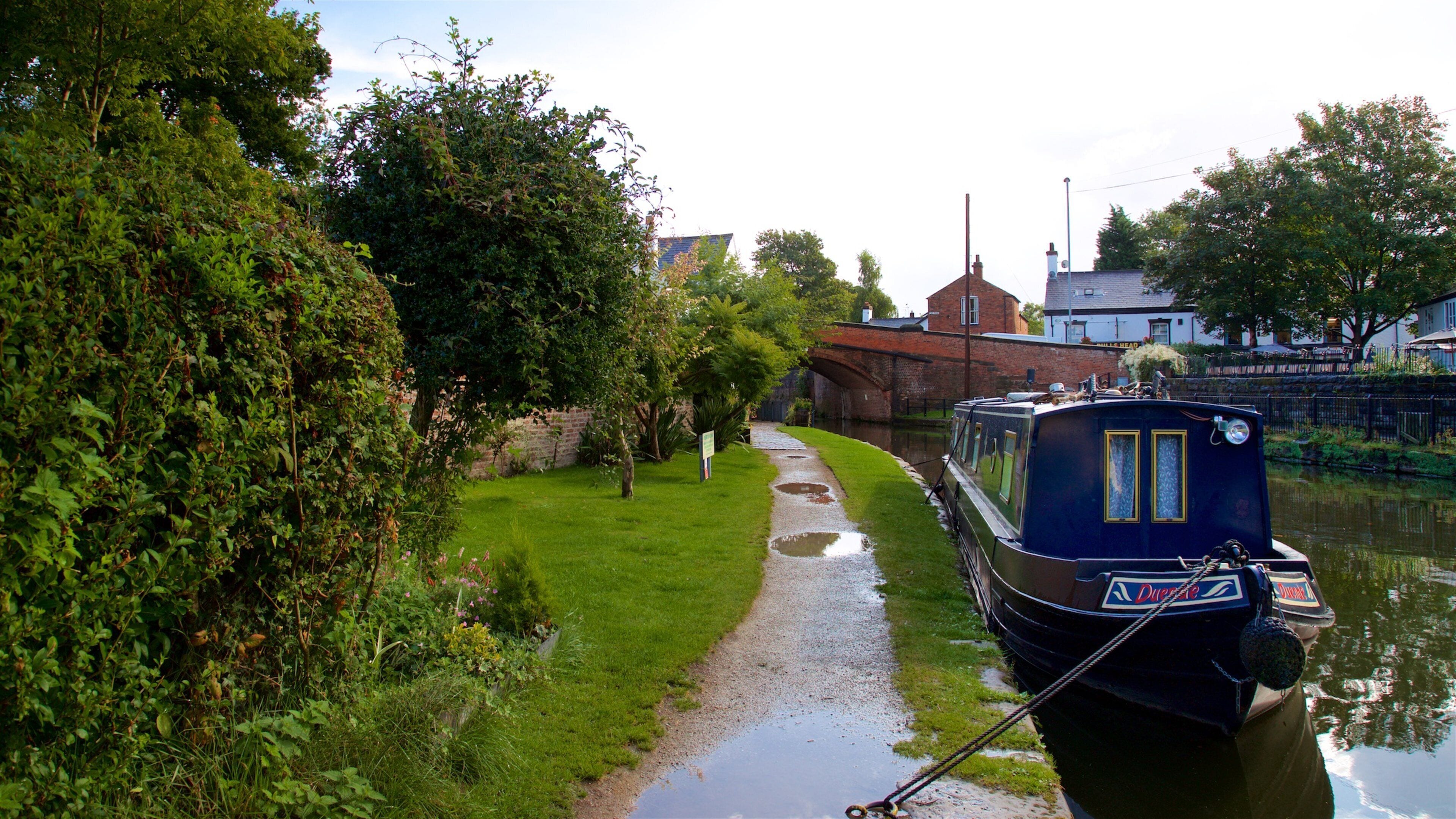 Lymm og byder på en have og en flod eller et vandløb