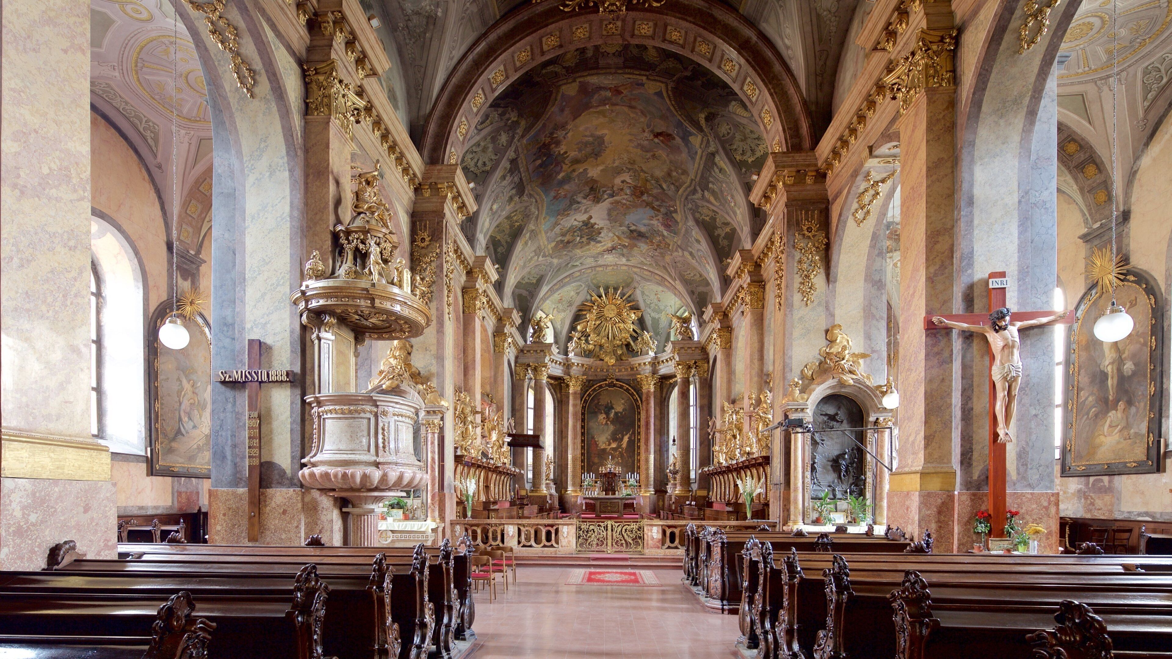 Gyor featuring heritage architecture, interior views and religious elements