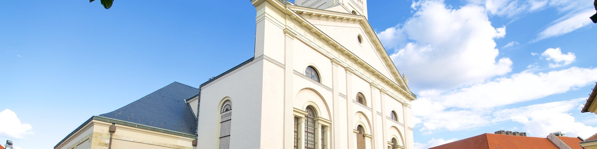 Györ fasiliteter samt historisk arkitektur og kirke eller katedral