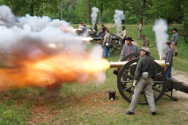 Nord-Virginia das einen MilitÀrisches und Performance-Kunst sowie kleine Menschengruppe