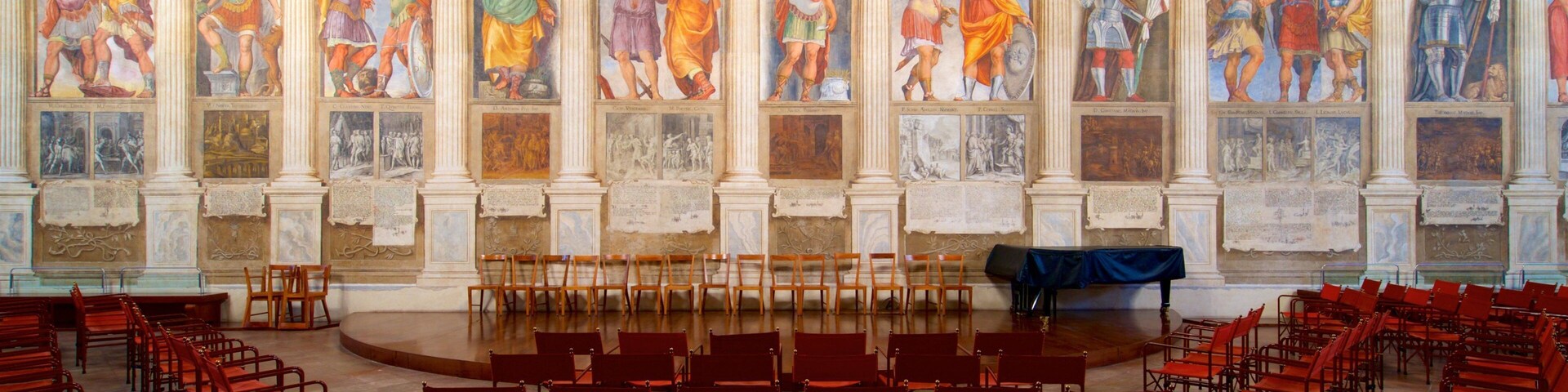 Padua ofreciendo una iglesia o catedral, vista interna y aspectos religiosos