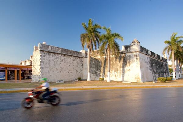 Campeche qui includes moto, patrimoine architectural et coucher de soleil