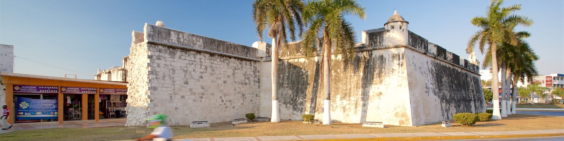 Campeche mostrando um pôr do sol, arquitetura de patrimônio e passeio de moto
