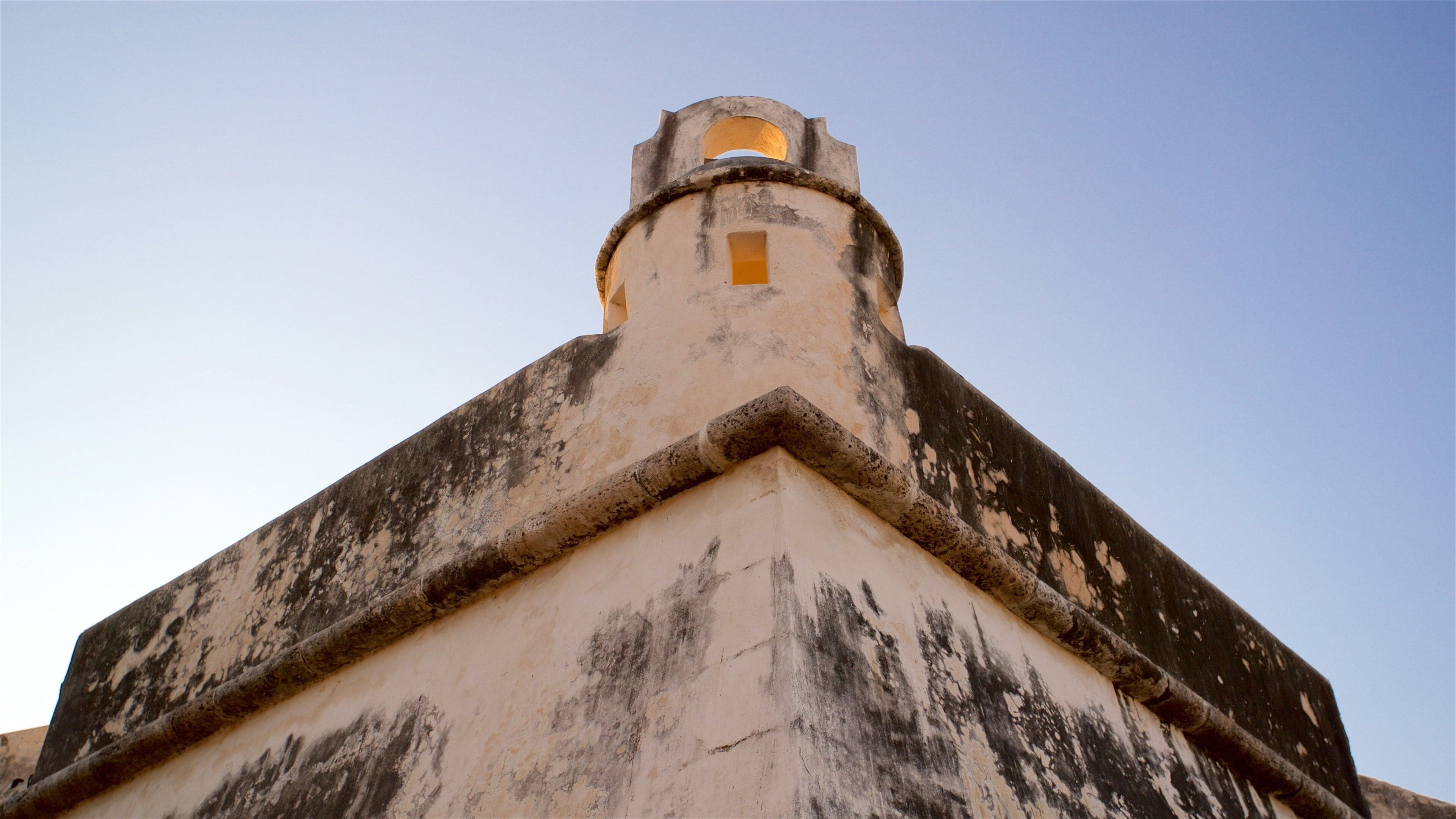 Baluarte de San Pedro showing a sunset and heritage elements