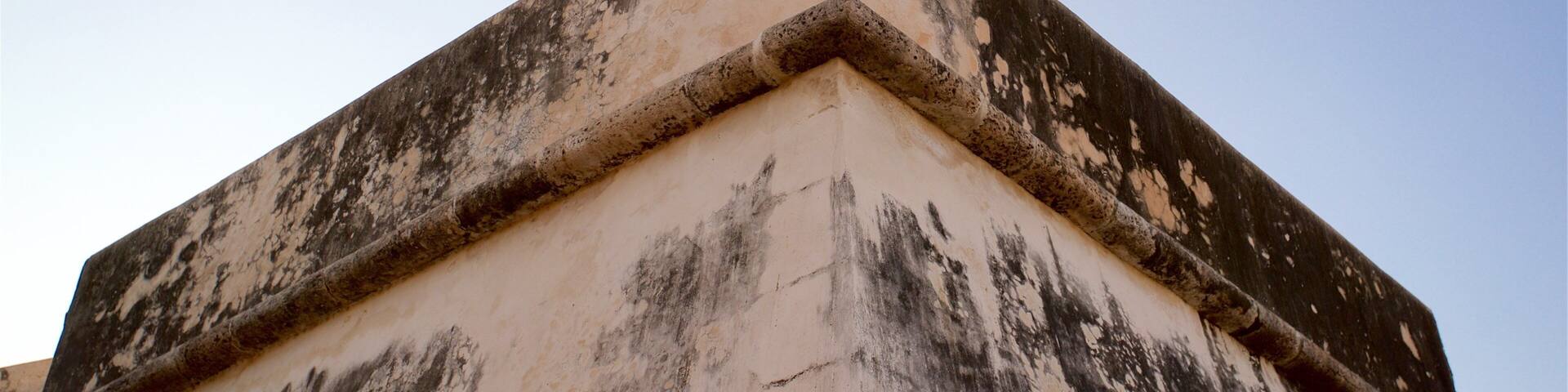 Baluarte de San Pedro showing a sunset and heritage elements