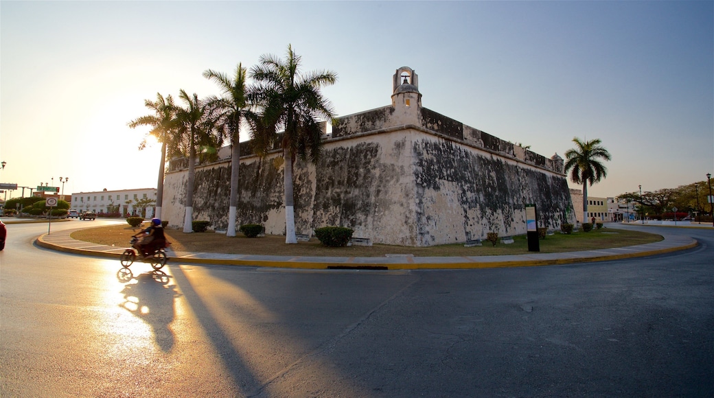 Campeche som inkluderer historisk arkitektur og solnedgang