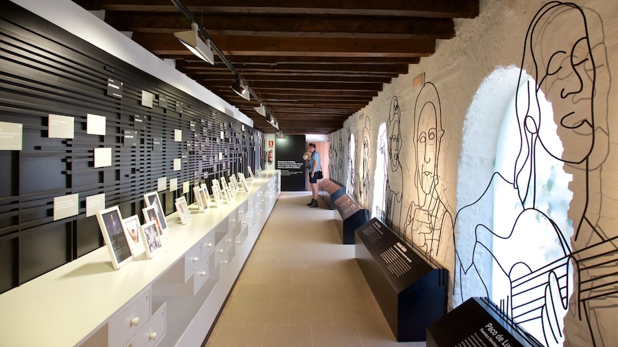 Cordoba which includes interior views