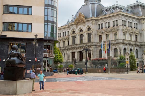 Oviedo which includes a city, a statue or sculpture and heritage architecture