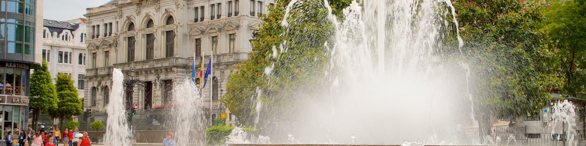 Oviedo caracterizando uma cidade, arquitetura de patrimĂŽnio e uma fonte