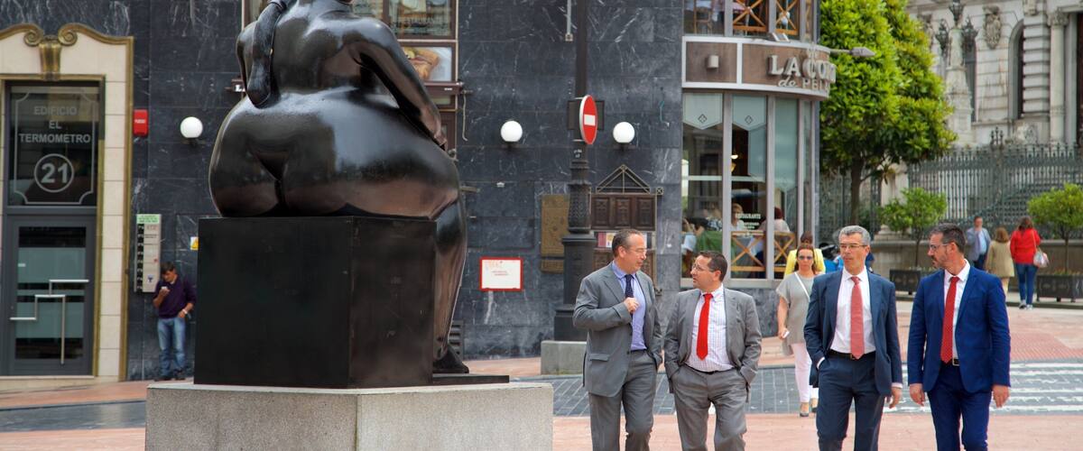 Oviedo featuring outdoor art, a city and street scenes