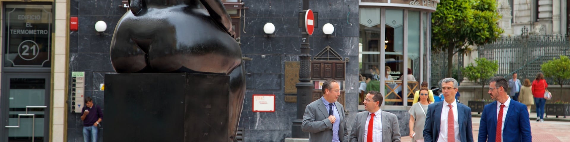 Oviedo featuring street scenes, outdoor art and a city