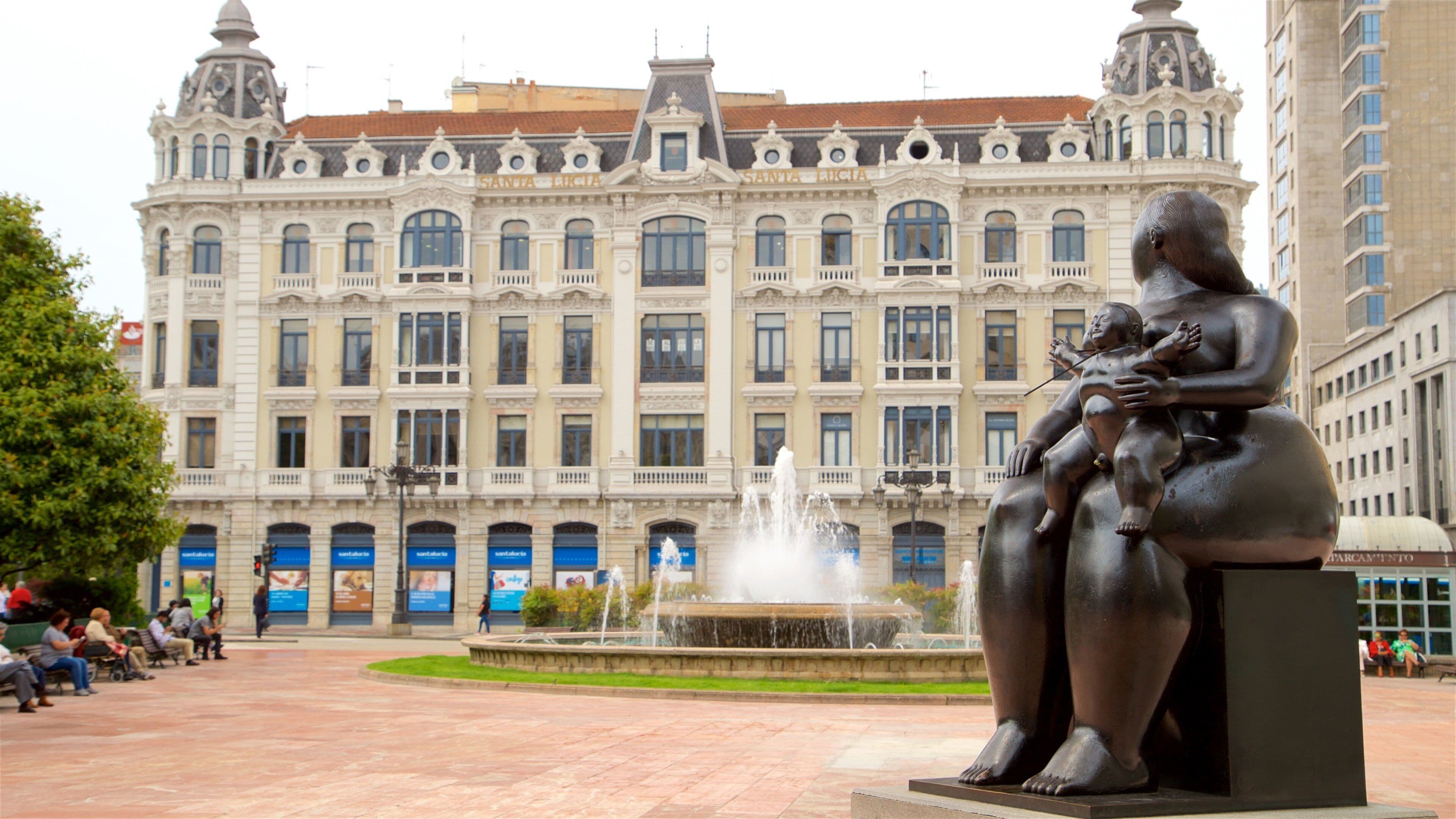 Oviedo que inclui arquitetura de patrimônio, uma fonte e uma estátua ou escultura