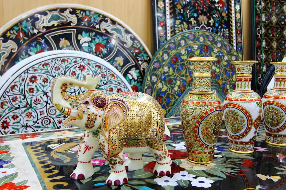 Taula amb figurines d'elefants i vasetes de ceràmica decorada.
