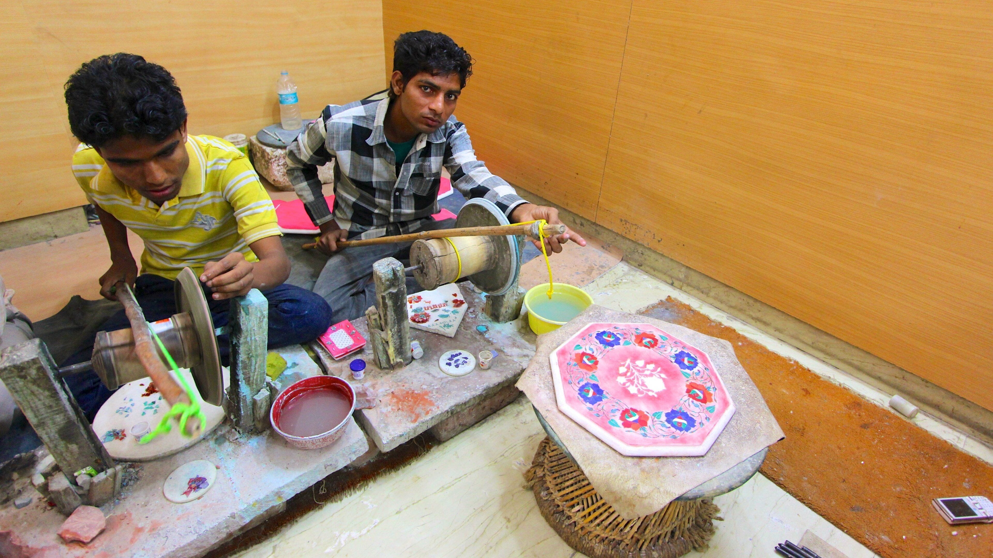 Agra som viser kunst og interiør såvel som en lille gruppe mennesker