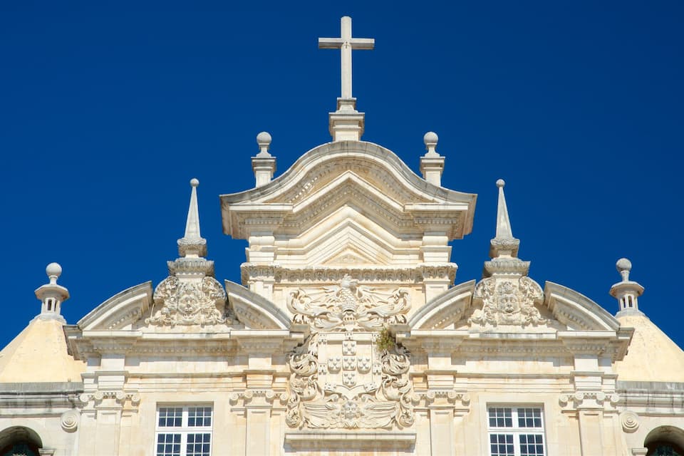 En kyrka med ett kors på toppen, utsmyckade sniderier och två kupoler.