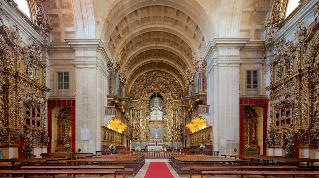 Coimbra ofreciendo una iglesia o catedral, elementos patrimoniales y vistas de interior