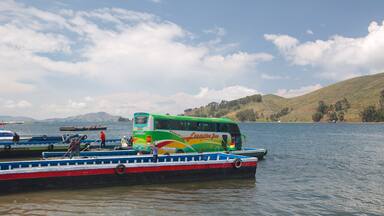Lago Titicaca - Puno mostrando un lago o abrevadero y una bahía o puerto