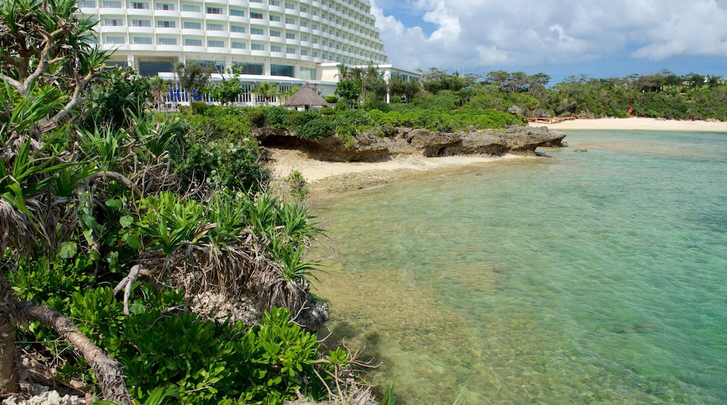 โอกินาว่า ซึ่งรวมถึง หาดทราย และ โรงแรมหรือรีสอร์ทหรู