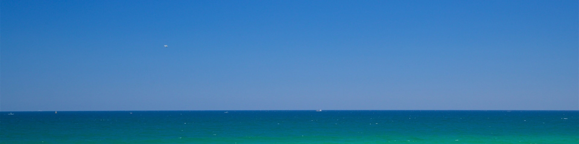 Playa de Gyeongpo ofreciendo una playa y vista general a la costa y también una pareja