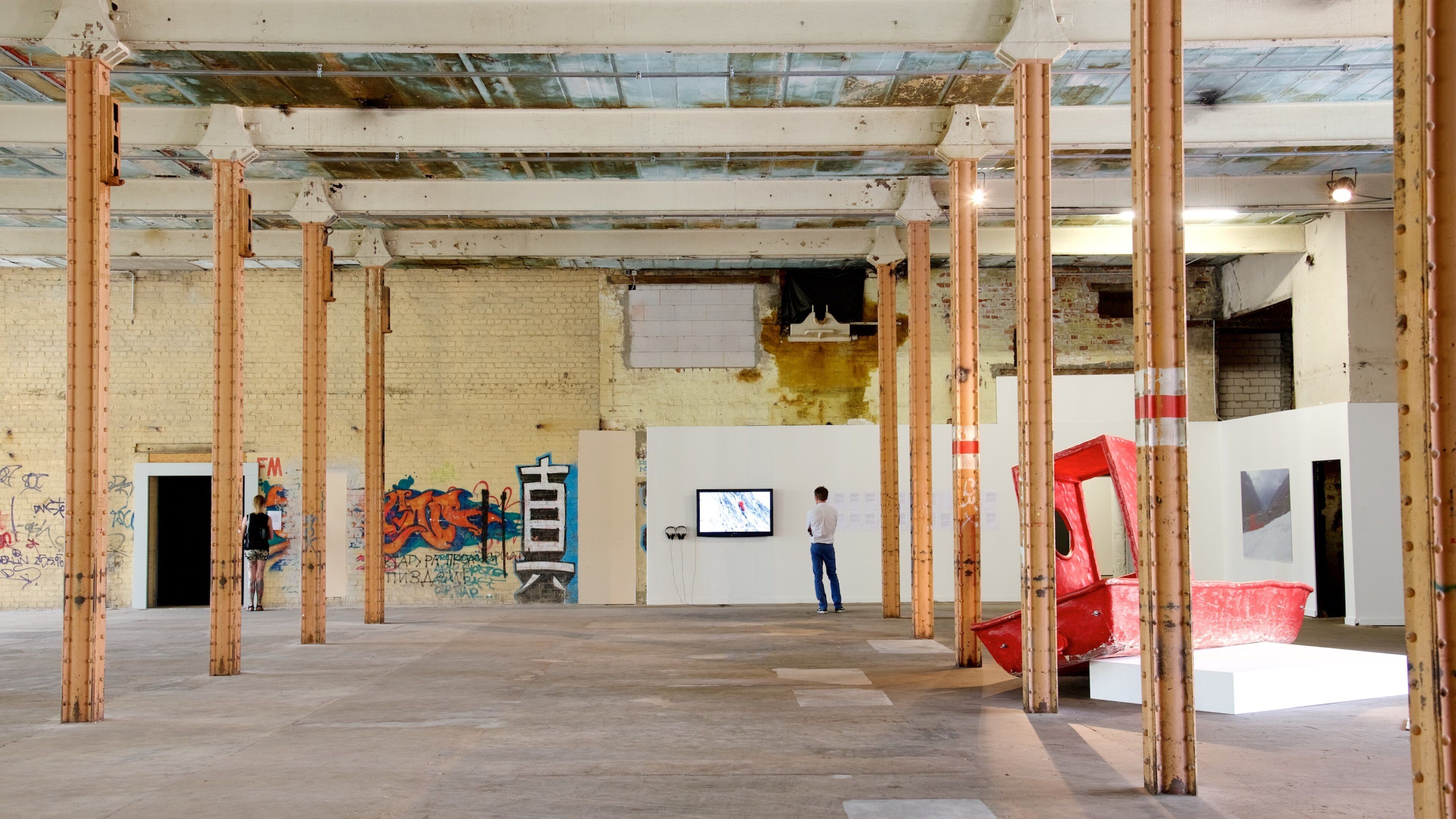 Leipzig mostrando vista interna y arte y también un hombre