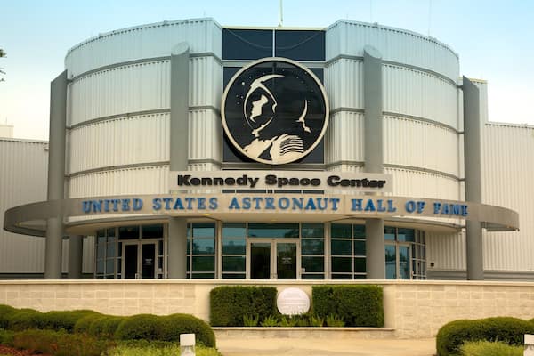 Das Kennedy-Raumzentrum mit der Astronautenhalle der Vereinigten Staaten.