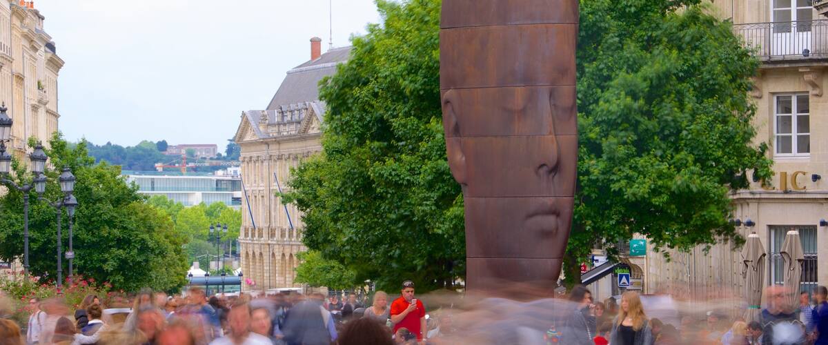 Bordeaux which includes outdoor art and a square or plaza