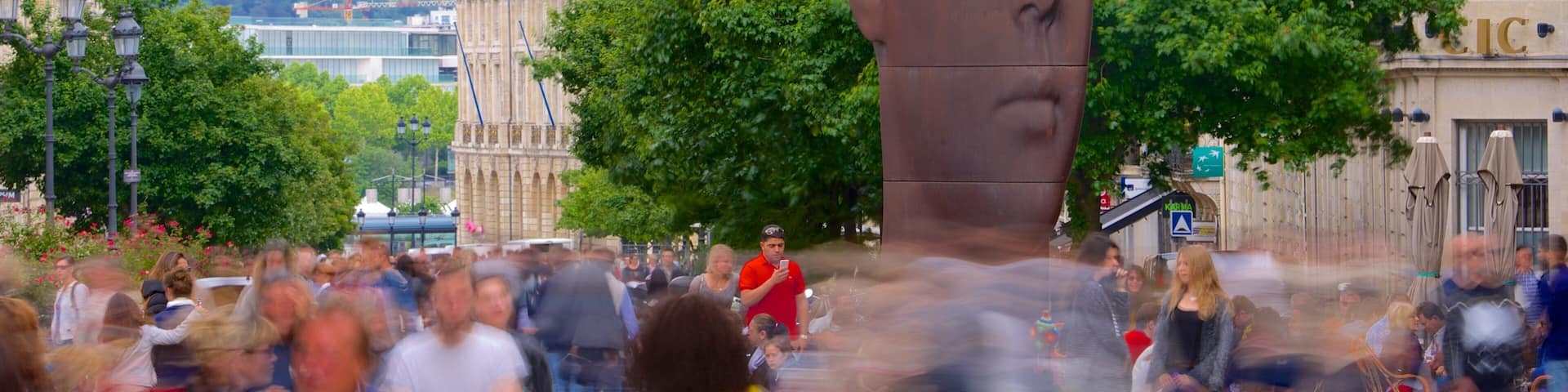 Bordeaux which includes outdoor art and a square or plaza