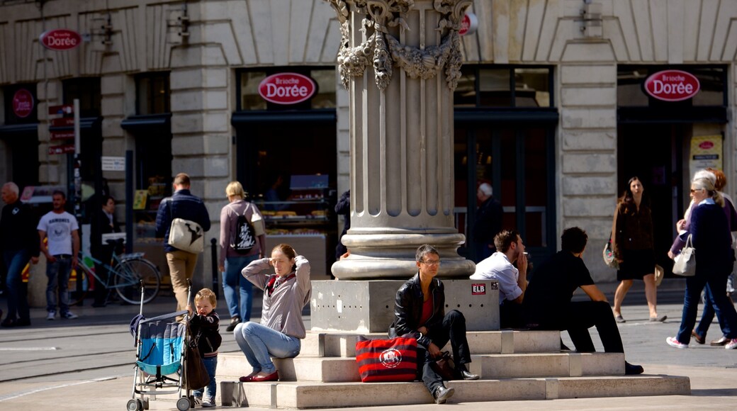 Bordeaux fasiliteter samt gatescener og torg eller plass i tillegg til en liten gruppe med mennesker