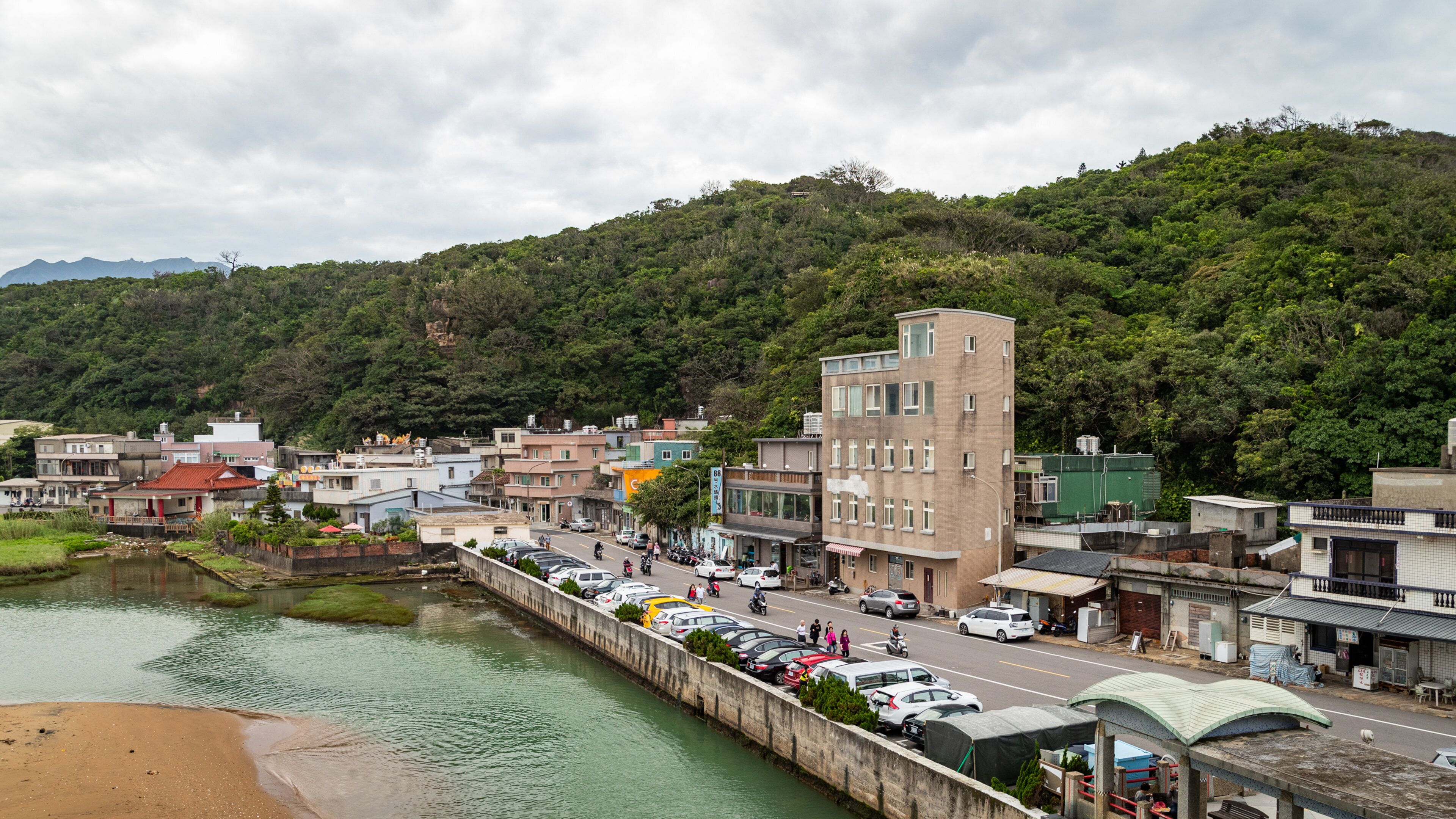Jianshan Shitoushan Park which includes a small town or village and a bay or harbor