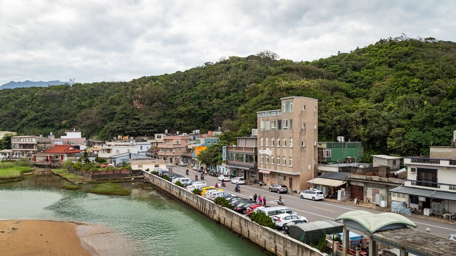Jianshan Shitoushan Park which includes a small town or village and a bay or harbor