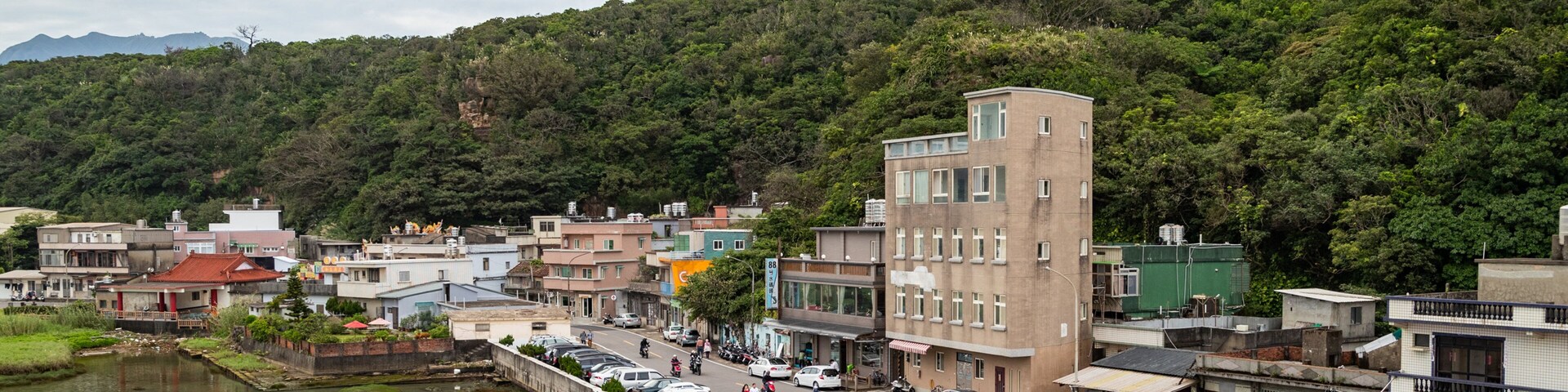 Jianshan Shitoushan Park which includes a small town or village and a bay or harbor
