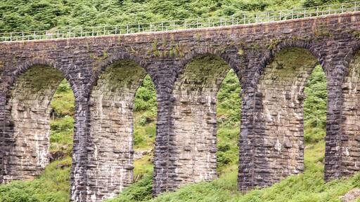 Lochearnhead ofreciendo un puente, elementos patrimoniales y granja