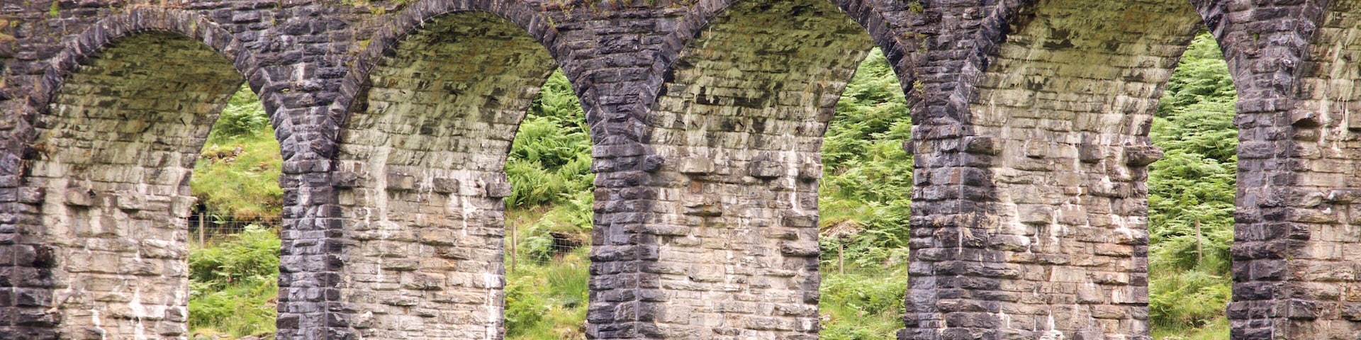 Lochearnhead que inclui uma ponte, fazenda e elementos de patrimônio