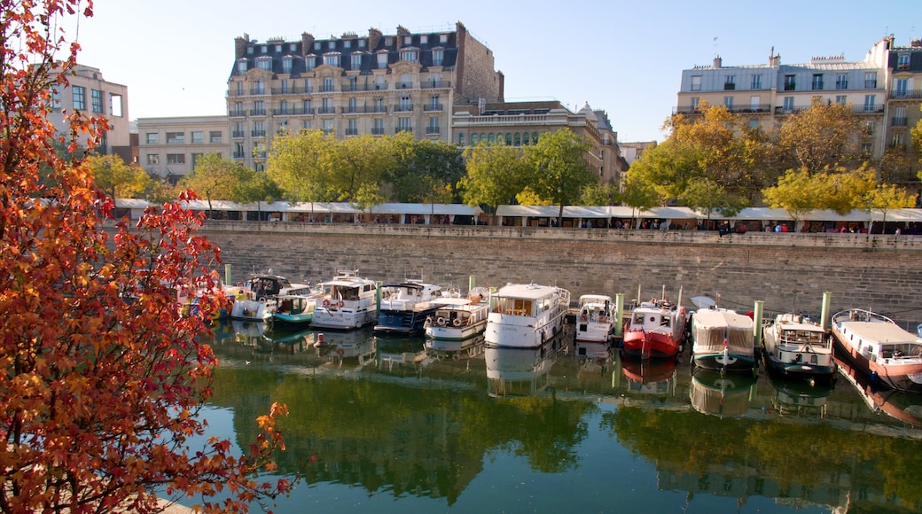 Jardin du Port de l\'Arsenal which includes a river or creek and a marina