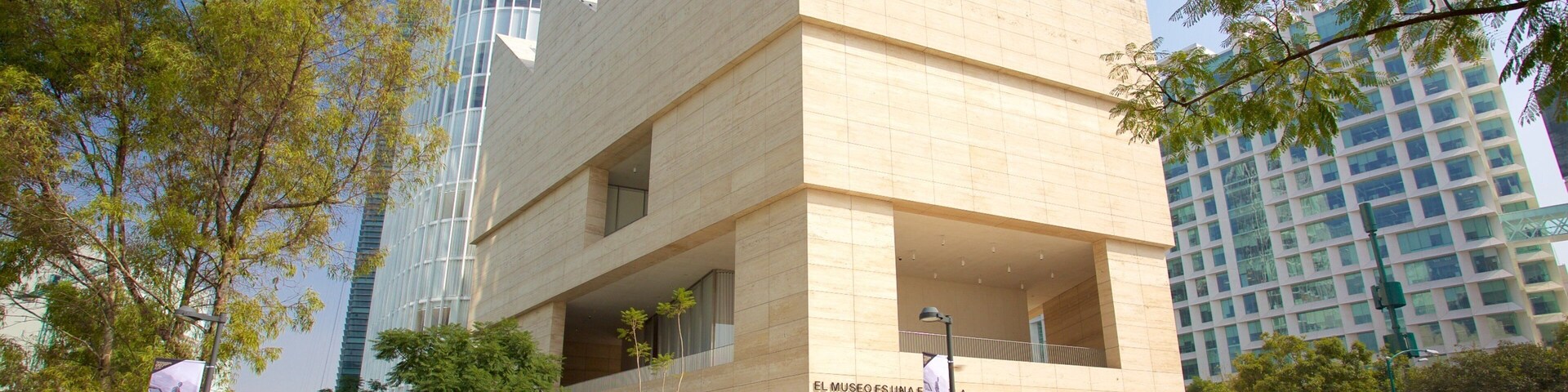 Cidade do México mostrando um jardim e arquitetura moderna