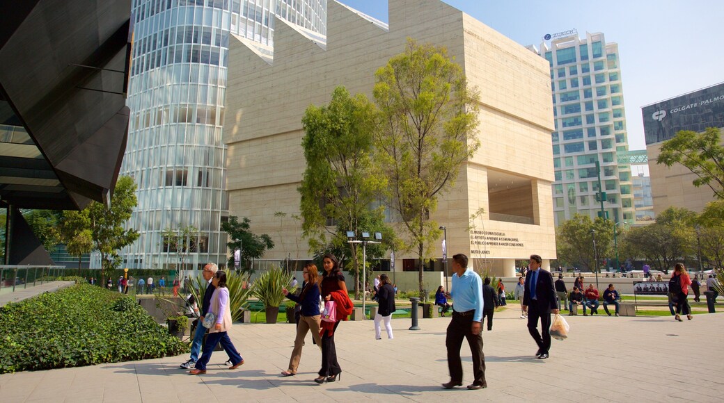 Ciudad de México ofreciendo arquitectura moderna y una plaza y también un grupo grande de personas