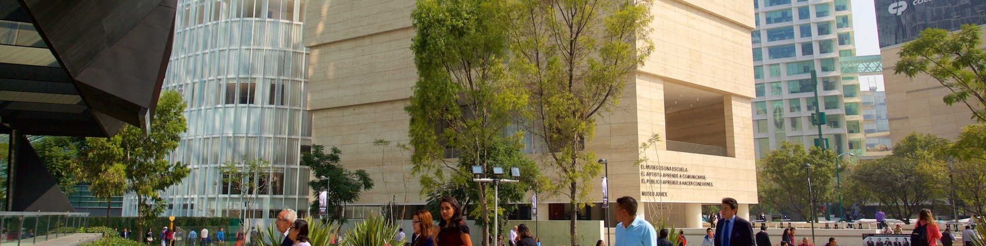 Cidade do México mostrando uma praça ou plaza e arquitetura moderna assim como um grande grupo de pessoas