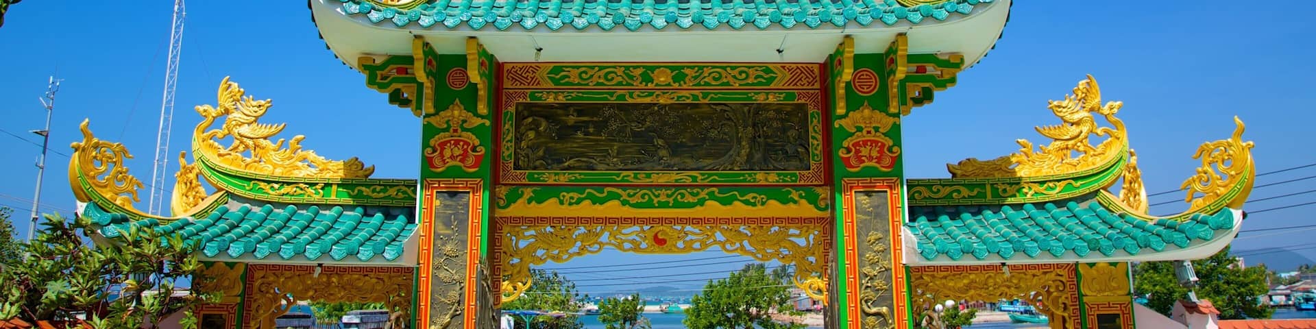 Una puerta tradicional china con detallados dragones dorados y colores blanco y verde.