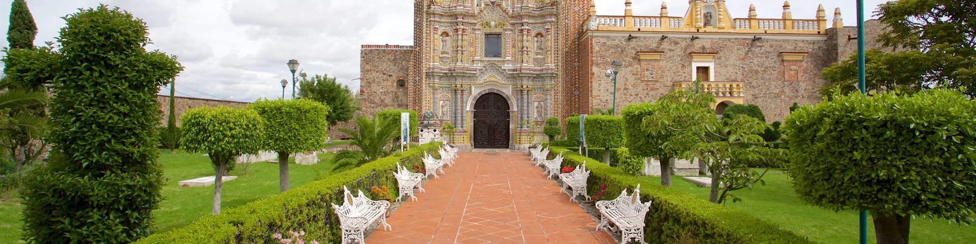 Templo San Francisco Acatepec which includes a garden and heritage architecture